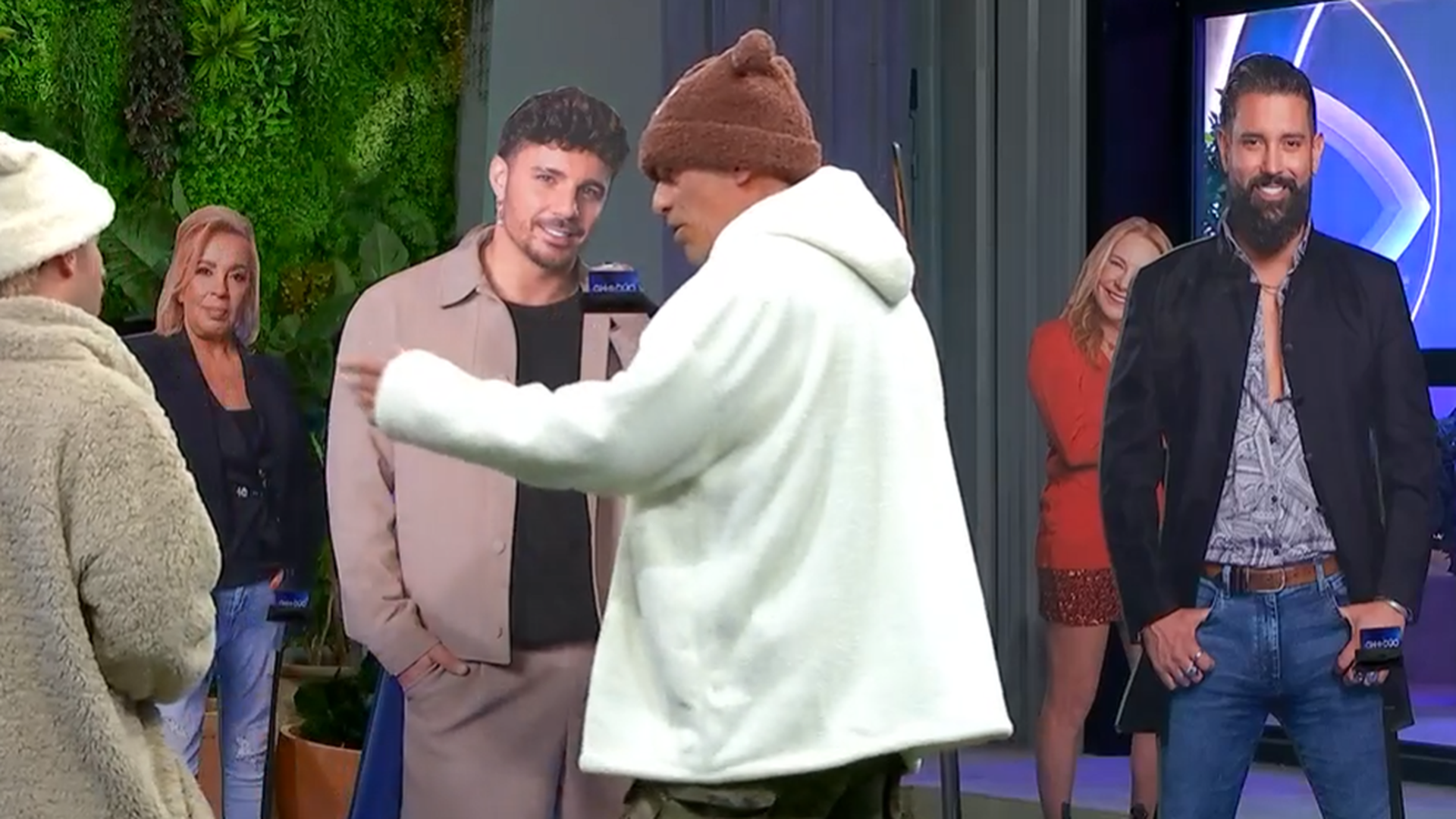 Carlos se dirige a Manu