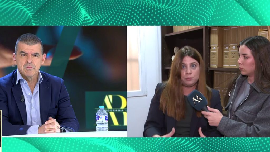 “Resulta contradictorio que se dedique buena parte del escrito de la denuncia a justificar el motivo por el que se debería preservar la intimidad de esta segunda denunciante, y dos horas después de presentarla el abogado, que representa también a Mouliaá, acude a un programa de televisión en ‘prime time’ para anunciarla”, ha dicho.   Costra ha reaccionado a estas palabras diciendo que Errejón “está en su derecho de defensa" y que además tiene su derecho a la presunción de inocencia y que será el juzgado quien determine los hechos. No obstante, ha afirmado que el relato de su clienta guarda similitudes con el denunciado previamente por la actriz Elisa Mouliaá, aunque en este caso, ha precisado que incluiría penetración, lo que, de confirmarse, implicaría una mayor gravedad penal.