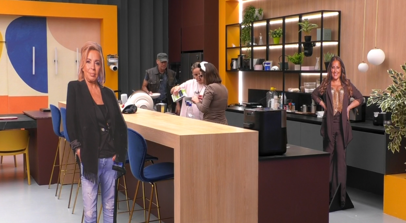 Carmen y Raquel en la cocina