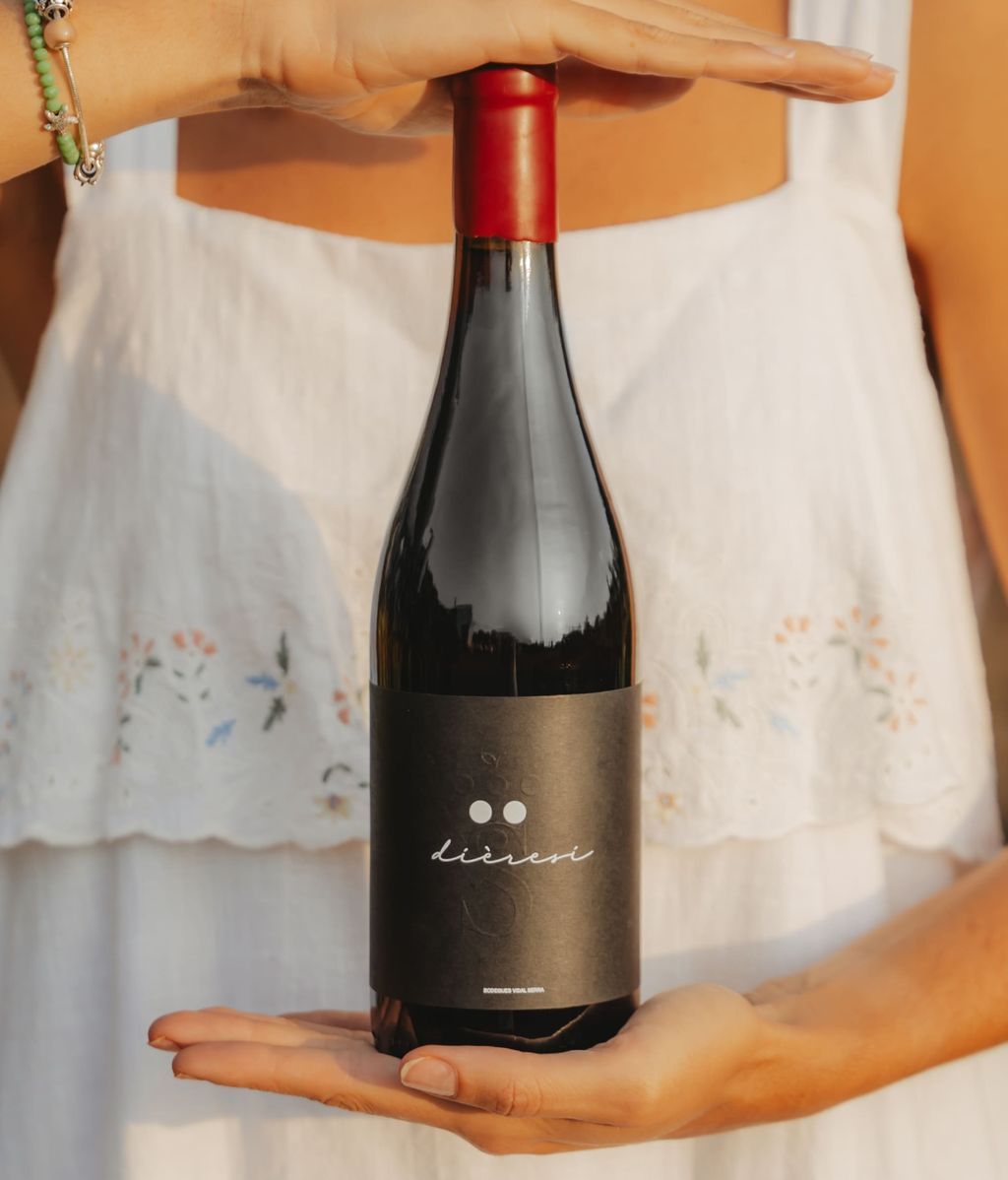 Diéresi de Bodegues Vidal Serra, elaborado con variedades de uva Manto Negro y Merlot