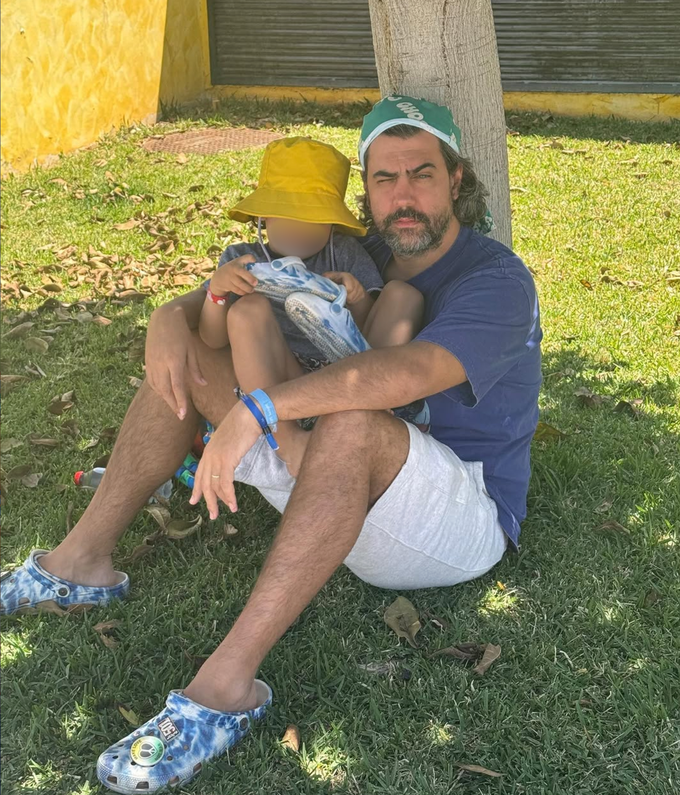 El marido de Rigoberta Bandini, Esteban Navarro, con su hijo Nico
