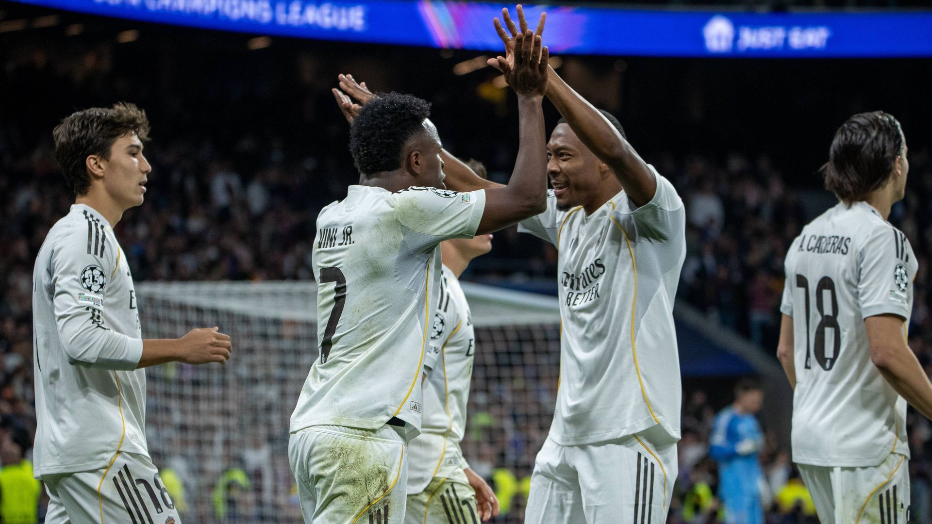 El Real Madrid celebrando un gol en el Bernabéu El Real Madrid celebrando un gol en el Bernabéu