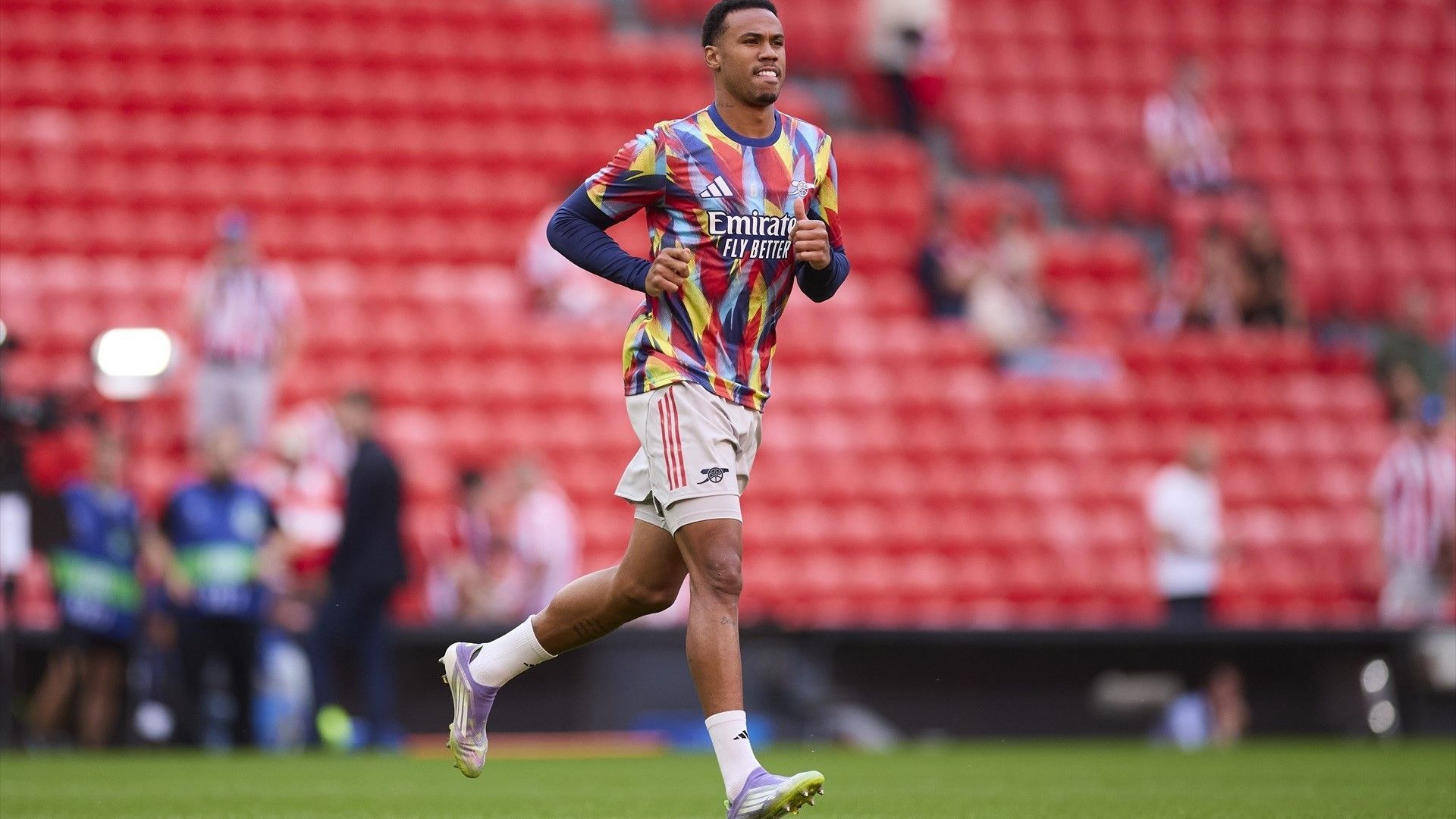 Gabriel Magalhaes calienta con el Arsenal