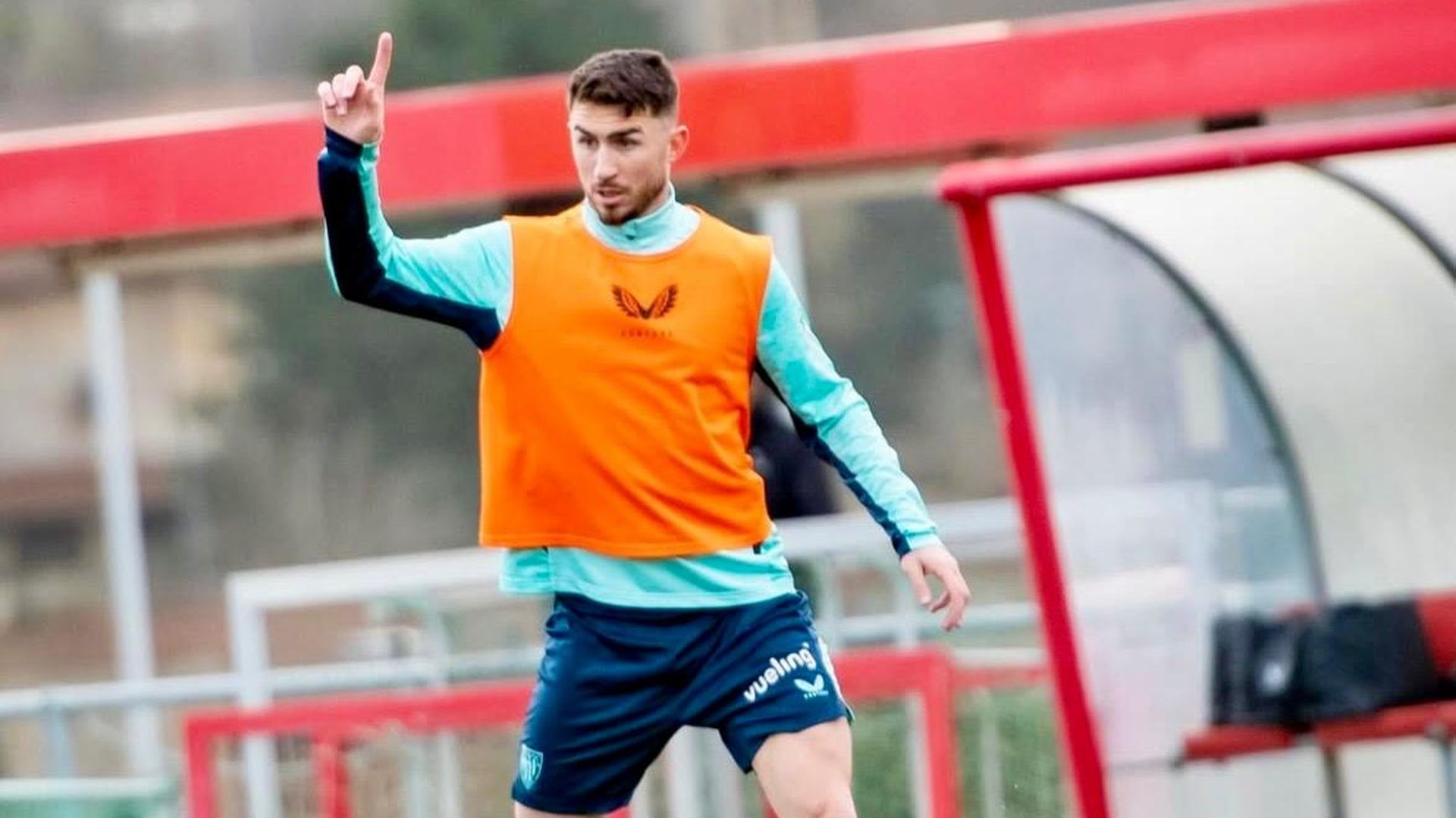 Gesto del central Aymeric Laporte en un entrenamiento en Lezama