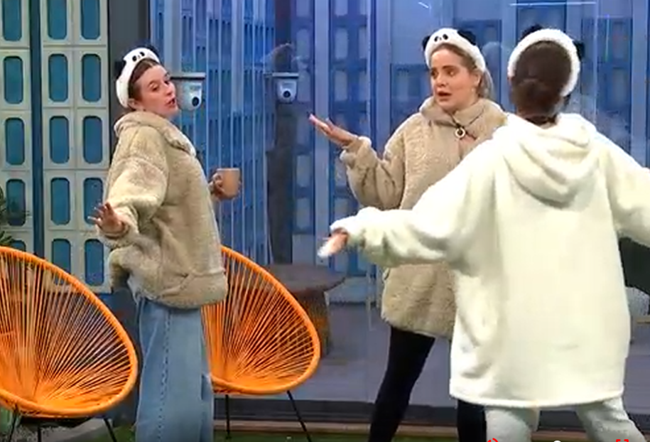 Gloria y cia bailan en el jardín