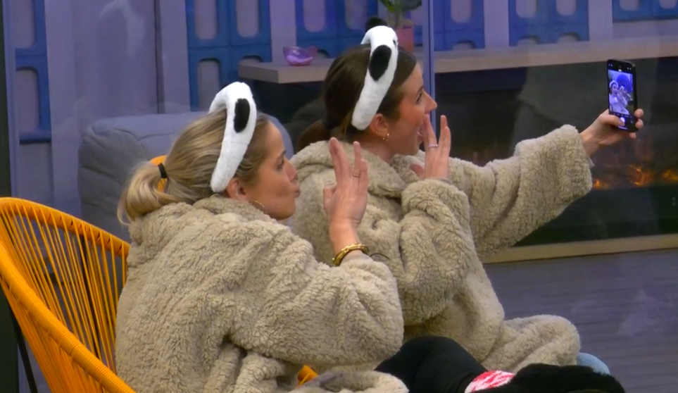 Gloria y Sandra se sacan fotos