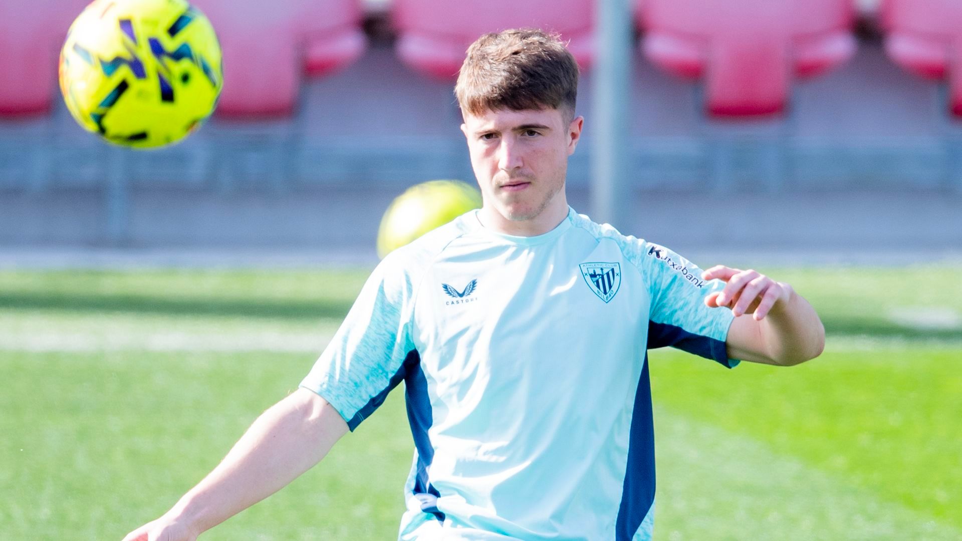Golpeo de Mikel Jauregizar en un entrenamiento en Lezama