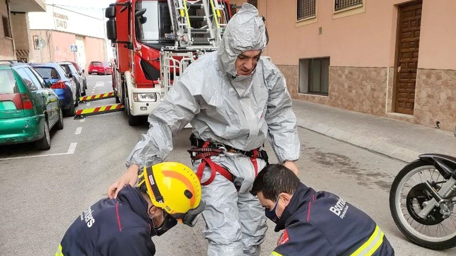 Imagen de archivo de varios Bomberos trabajando en una vivienda de una mujer fallecida con síndrome de Diógenes en Torrevieja