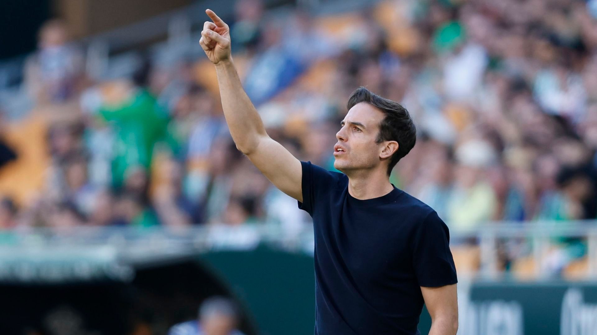 Iñigo Pérez dirige un partido del Rayo Vallecano