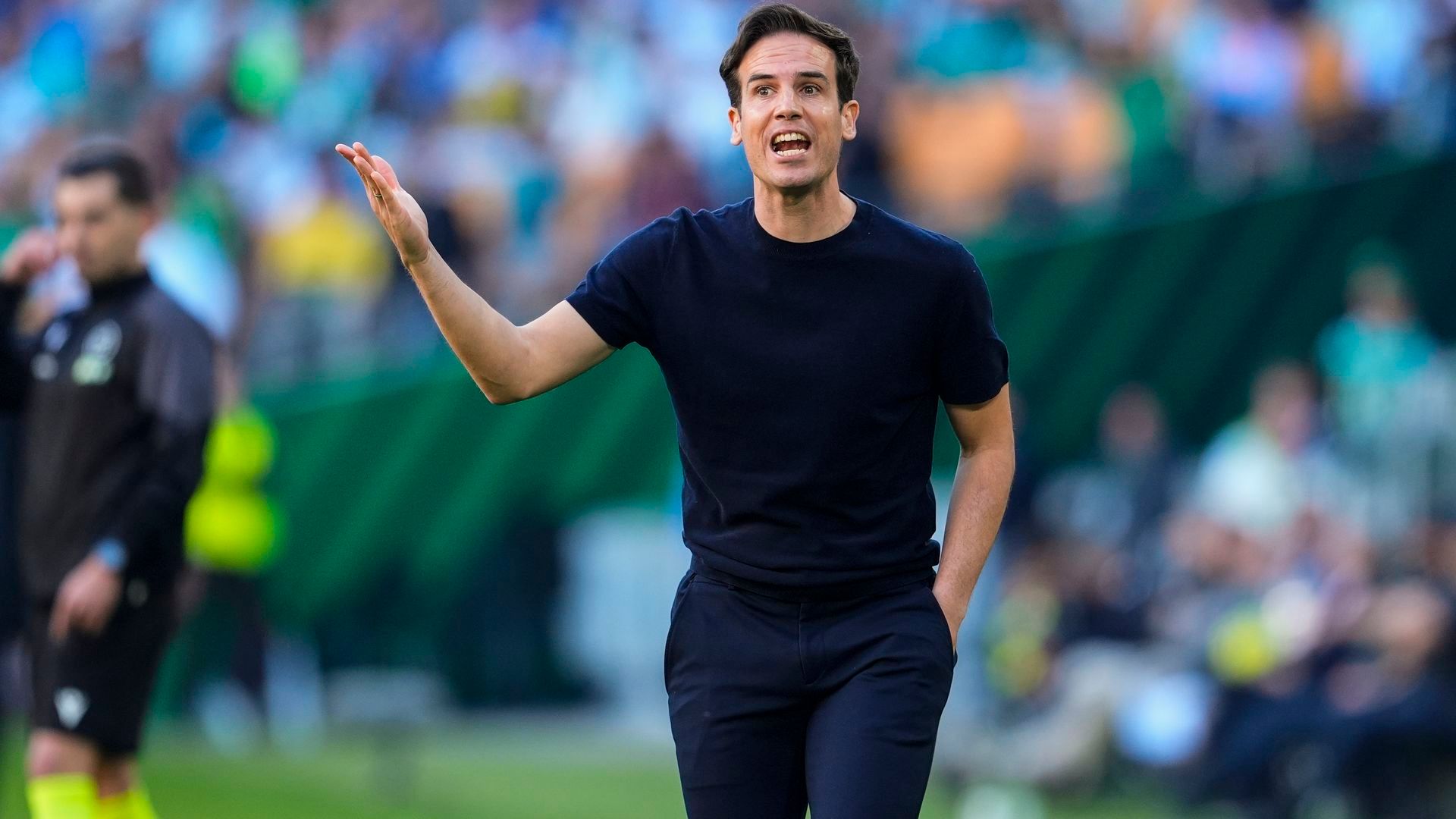 Iñigo Pérez quejándose al árbitro