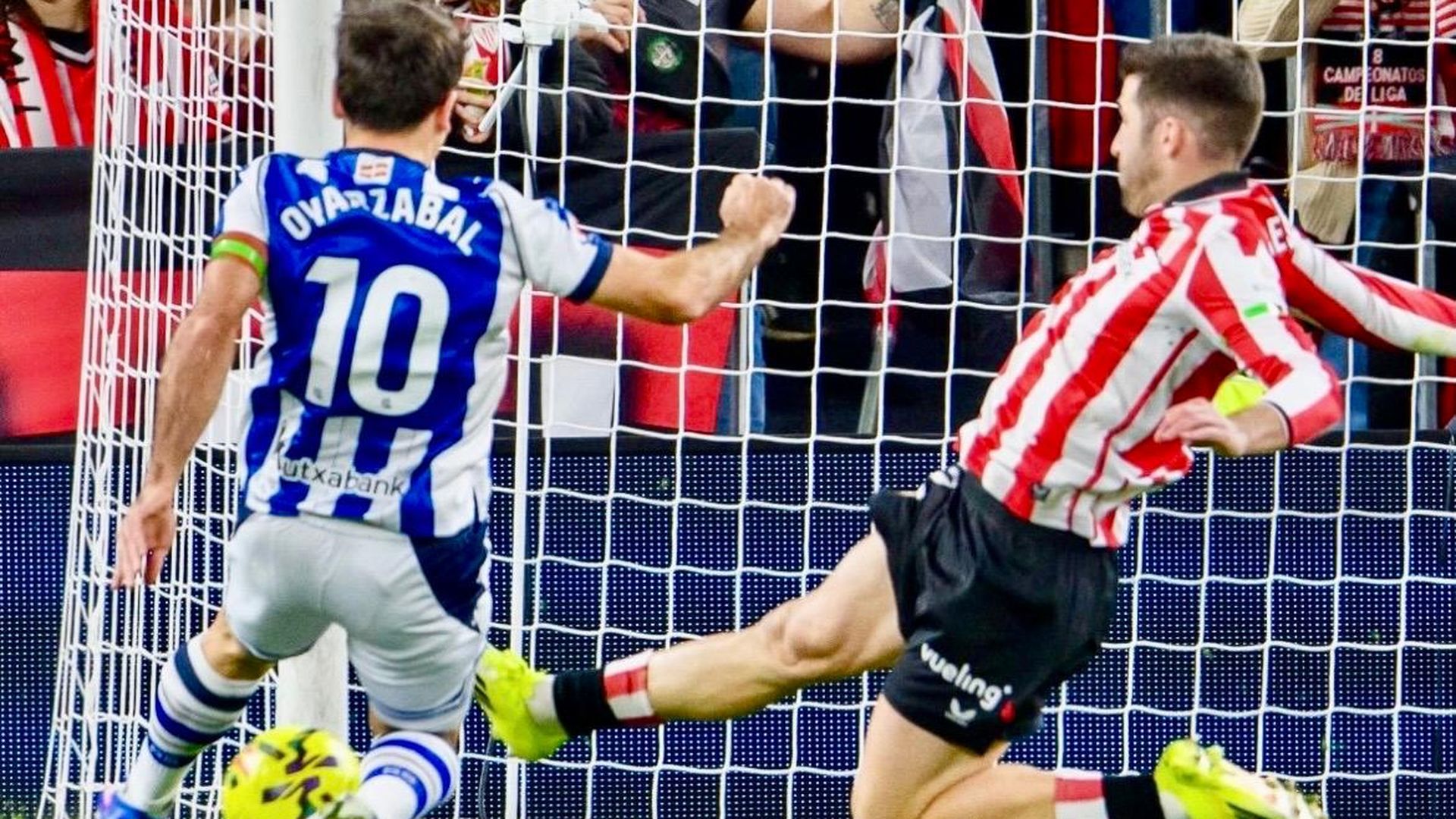 Jesús Areso salva una ocasión de Oyarzabal en el derbi de San Mamés