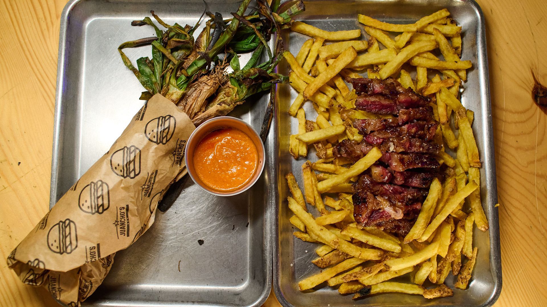 Planazo para dos: calçotada con salsa romesco y pluma ibérica