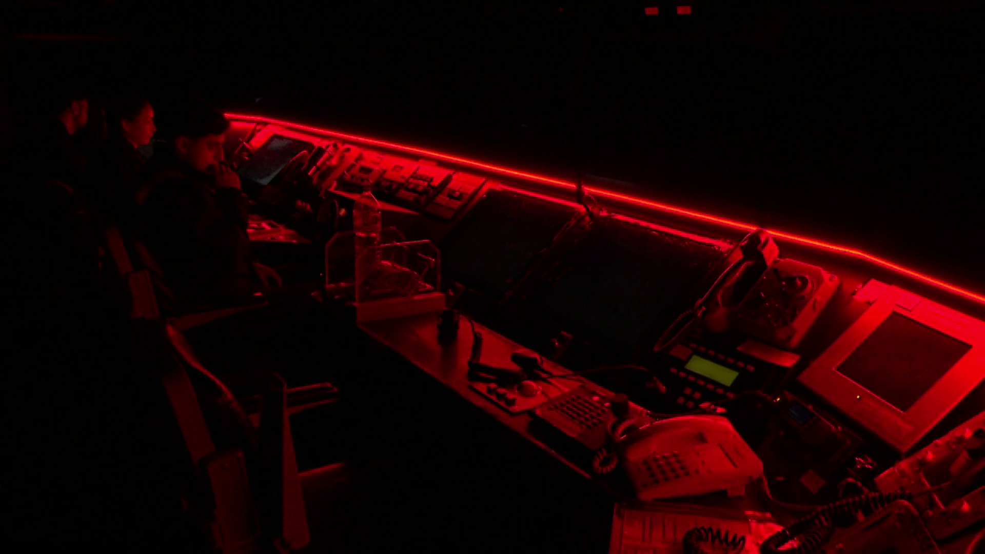 La ‘guardia de la noche’ de la fragata ‘Almirante Juan de Borbón’: así vigilan cuando cae la luz