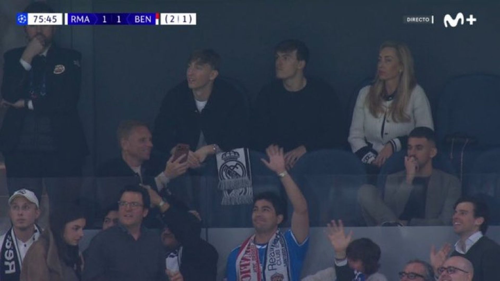 La imagen de Huijsen en el palco mientras atendían a Asencio