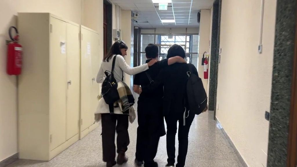 La imagen del juicio contra Arcuri: a la salida, el hijo mayor, que dice que huyó de su padre, y Juana Rivas, abrazados