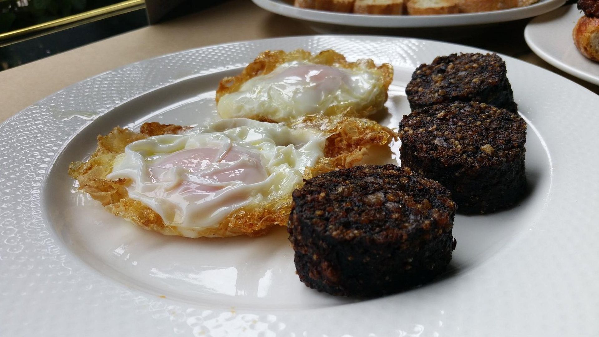 Los huevos fritos con morcilla son una de las especialidades del Landa. Los huevos fritos con morcilla son una de las especialidades del Landa.