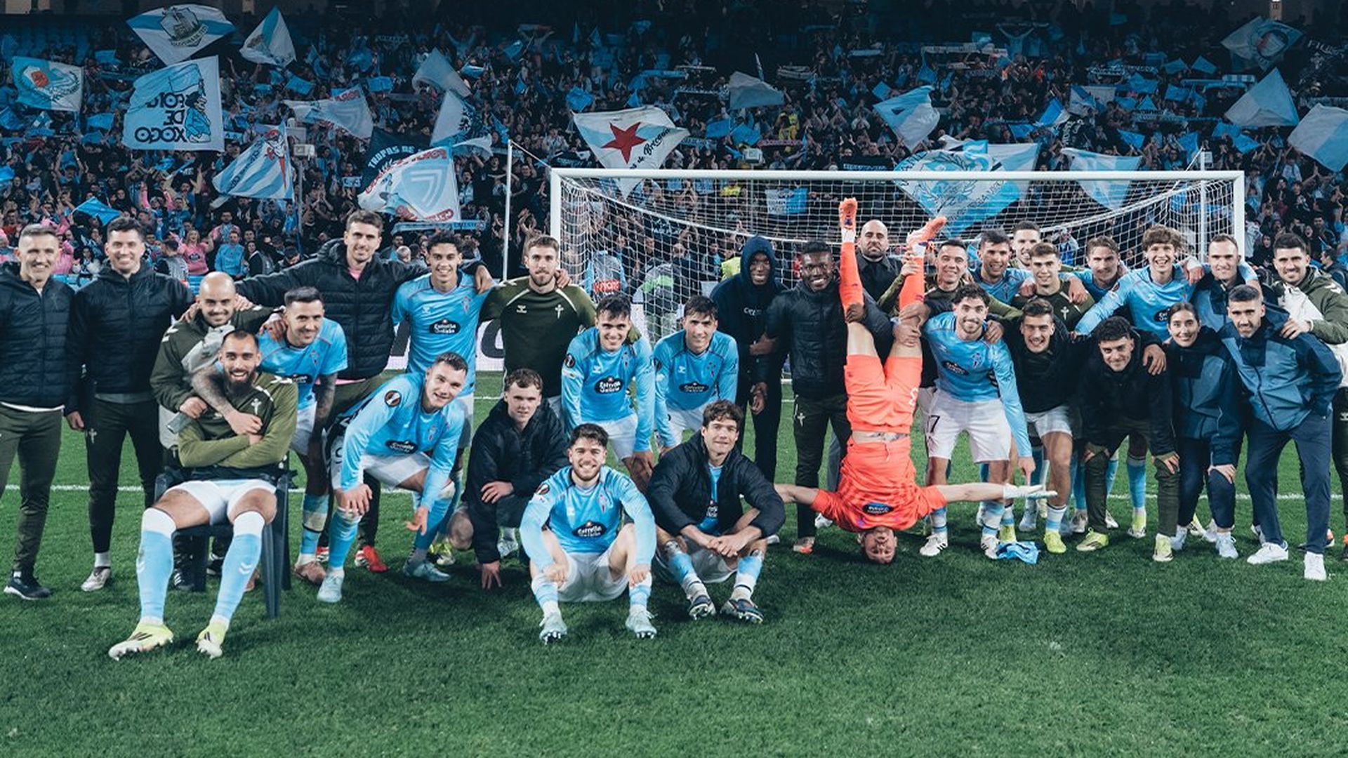 Los jugadores del Celta celebran el pase a octavos con la afición Los jugadores del Celta celebran el pase a octavos con la afición