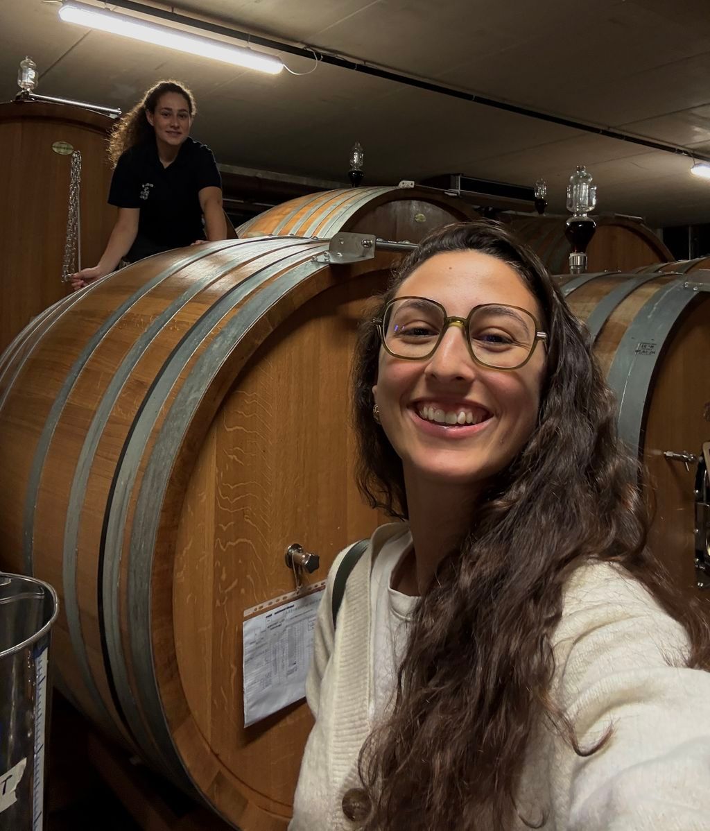 Marta y Esther, catando en bodega