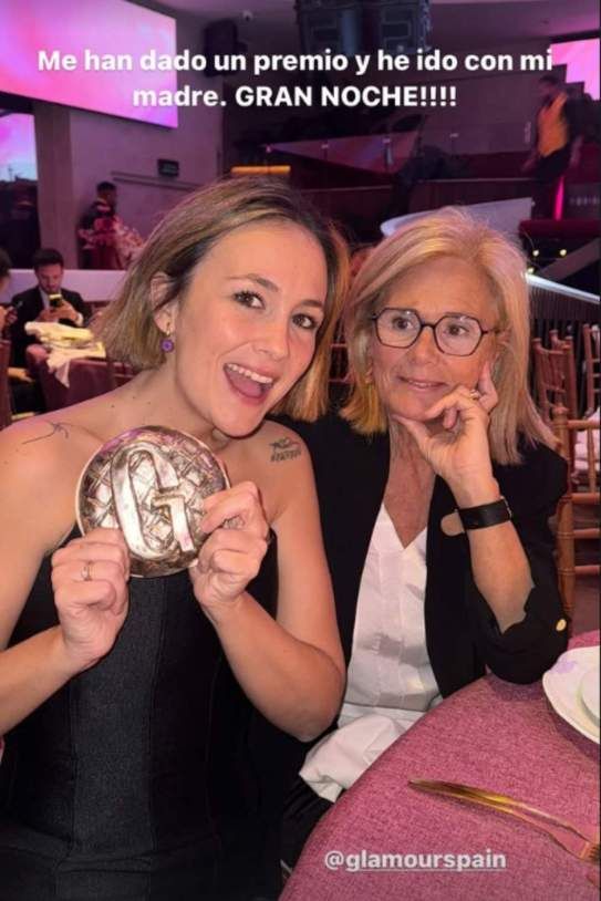 Paula Ribó (Rigoberta Bandini) con su madre en una entrega de premios