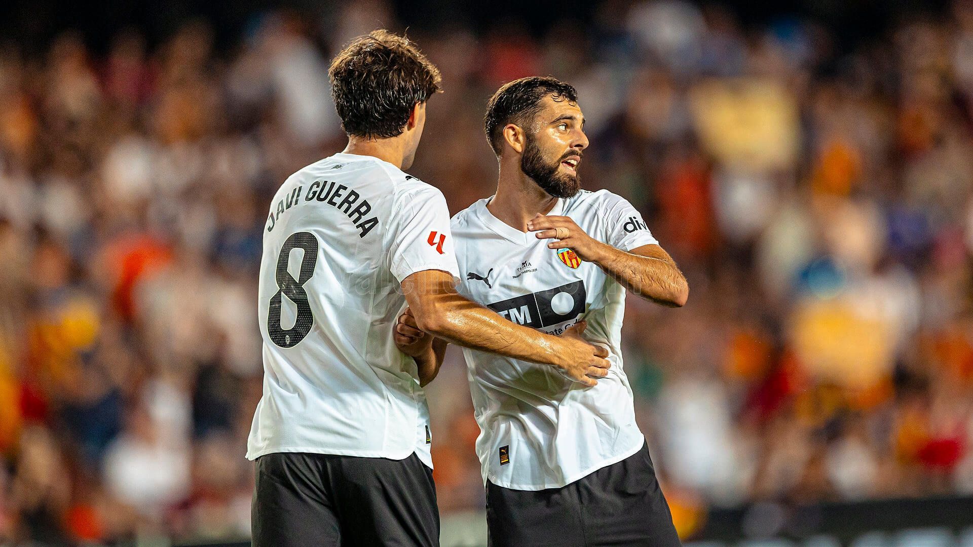 Javi Guerra abraza a Luis Rioja