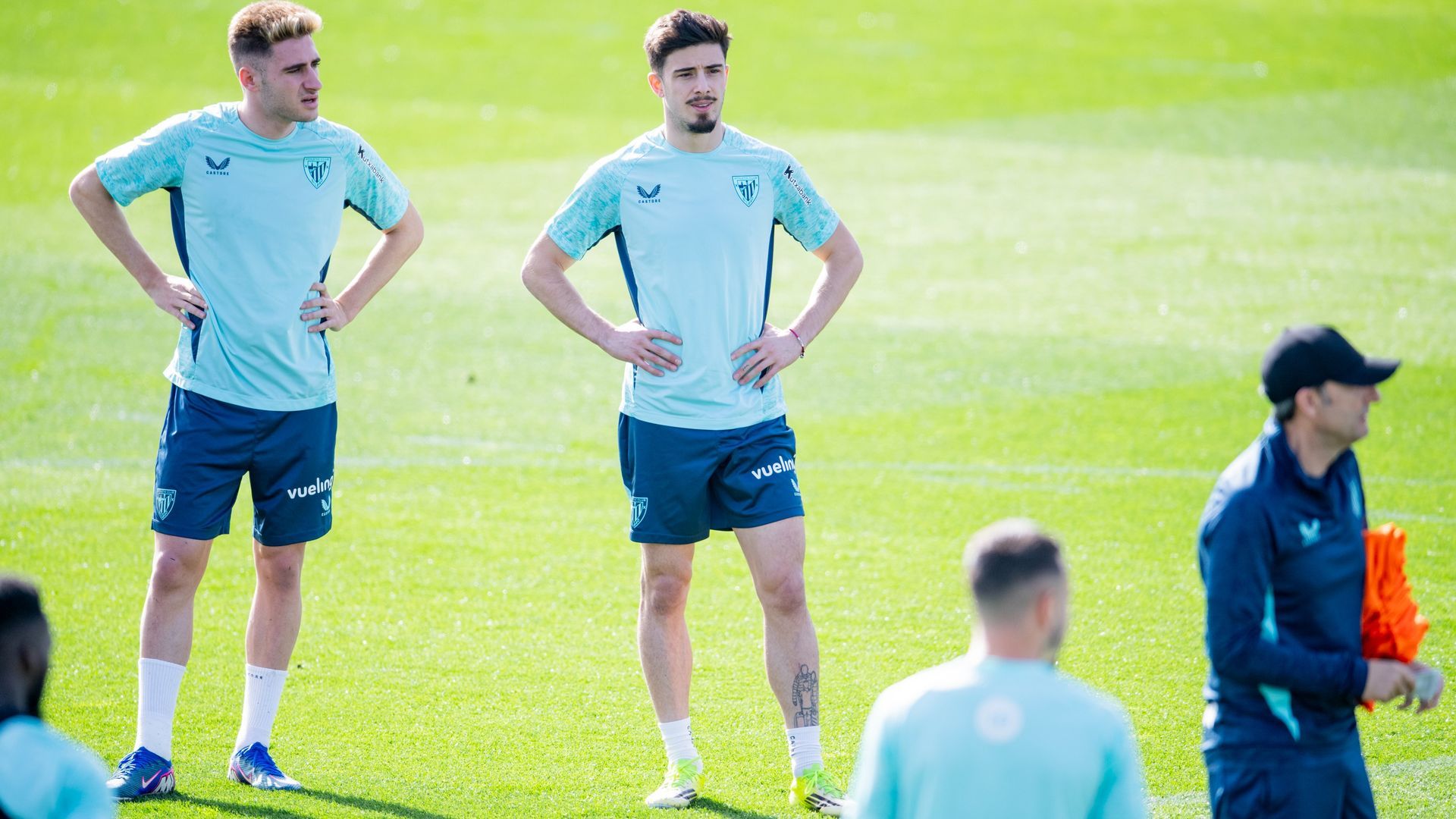Robert Navarro y Nico Serrano, en un entrenamiento en Lezama
