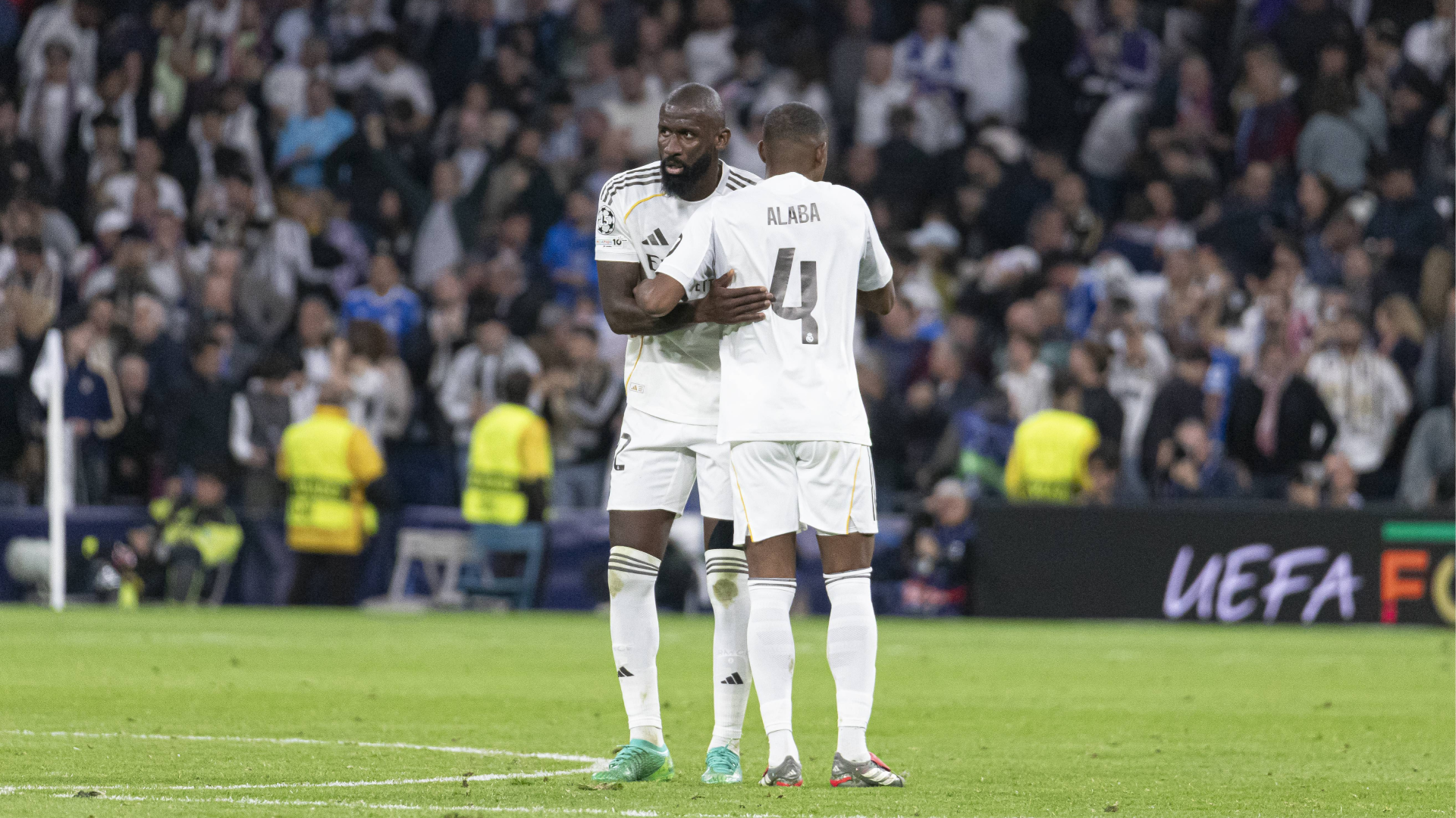 Rudiger y Alaba se saludan en el Real Madrid-Benfica