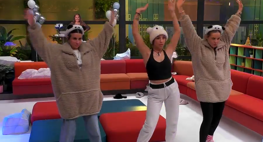 Sandra, Anita y Gloria bailan sin parar