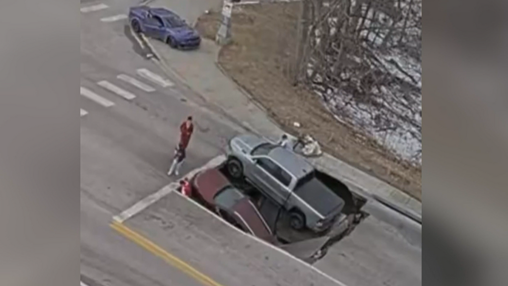 Un socavón se "traga" dos coches en Omaha, Nebraska