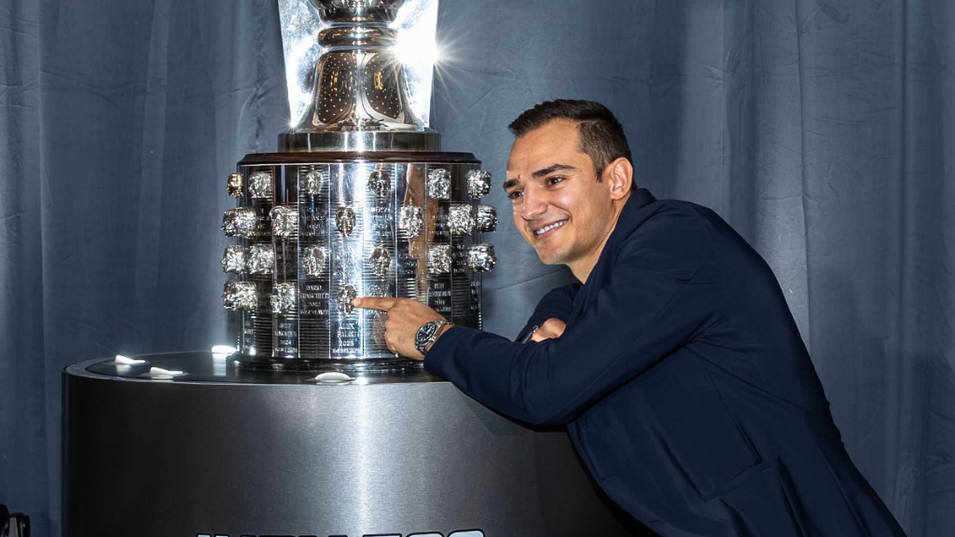 Álex Palou, con el trofeo de la IndyCar Álex Palou, con el trofeo de la IndyCar