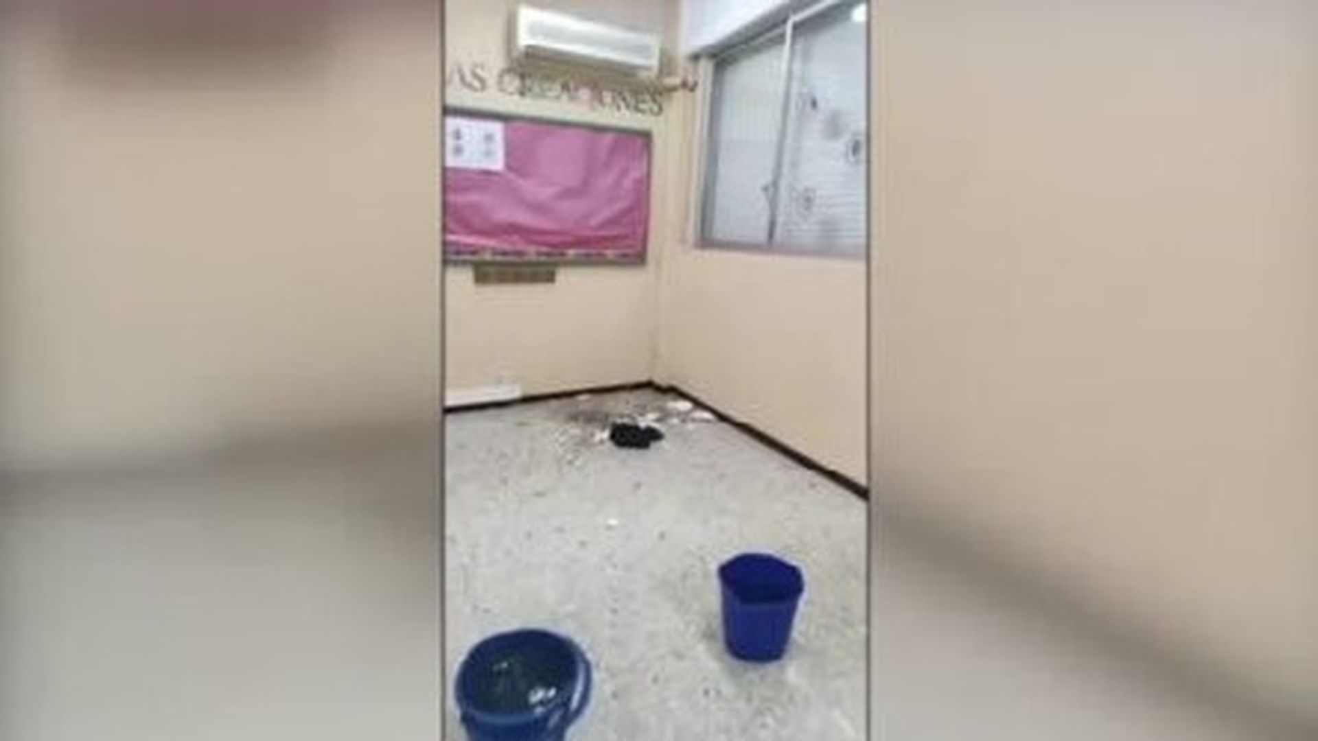 Las filtraciones de agua cuando llueve dejan inundadas las aulas y hay peligro de caída del techo