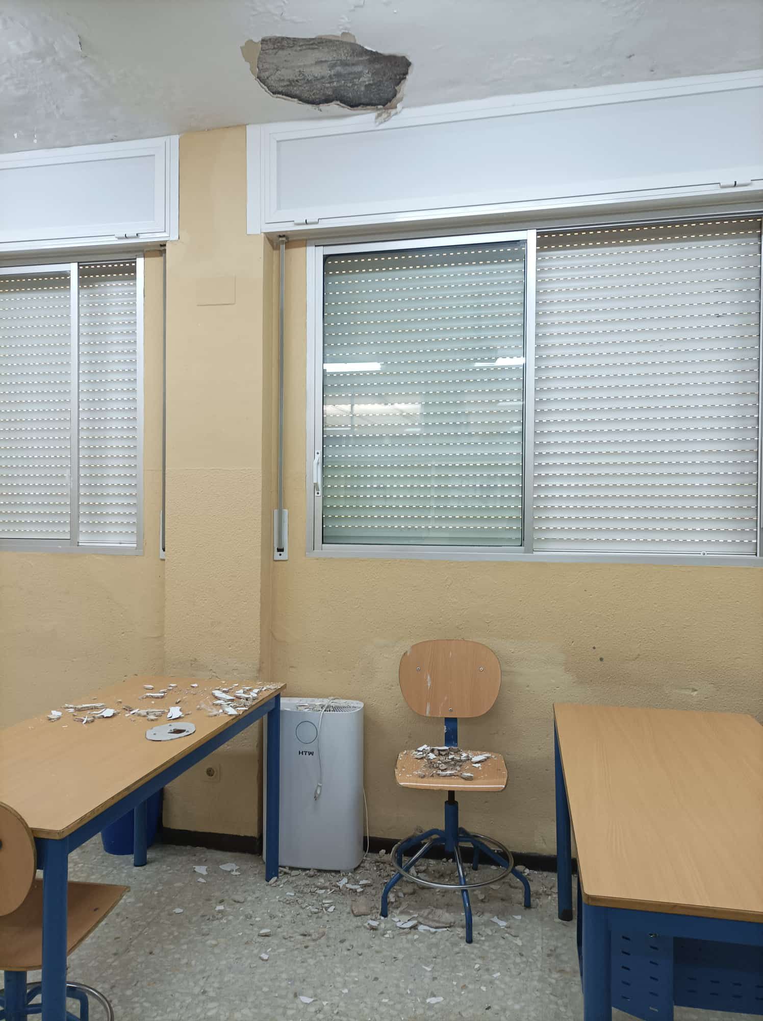 Caída de parte del techo en un aula del colegio