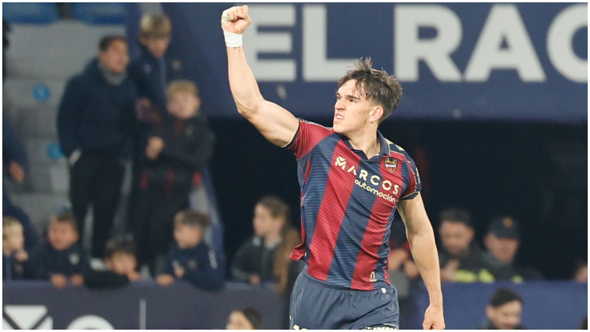 Carlos Espí, celebrando ante el Deportivo Alavés