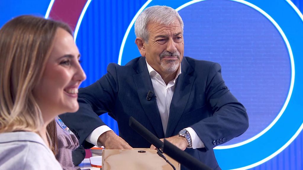 El peculiar regalo de una concursante a Carlos Sobera: "No hay quien saque esto de aquí" El precio justo 2026 Top Vídeos 55