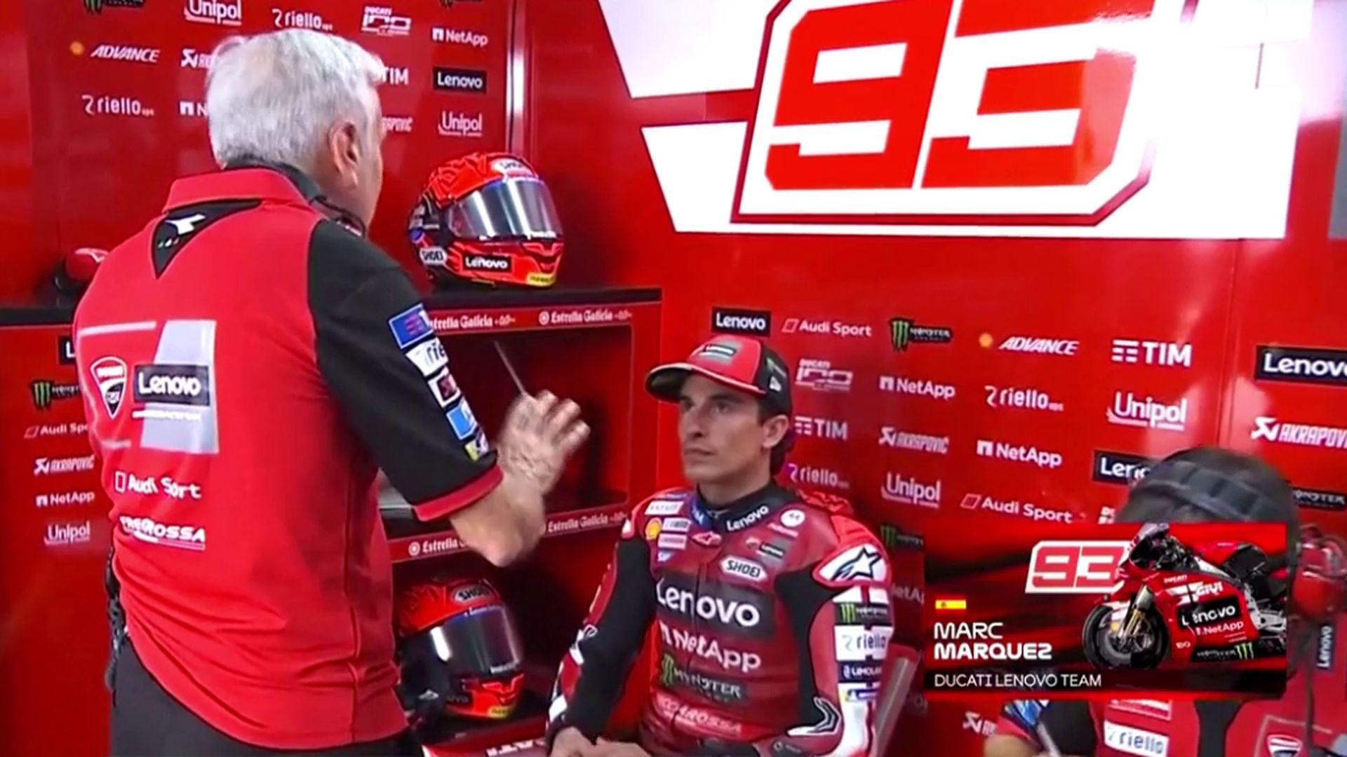 Davide Tardozzi intentand calmar a Marc Márquez en Tailandia