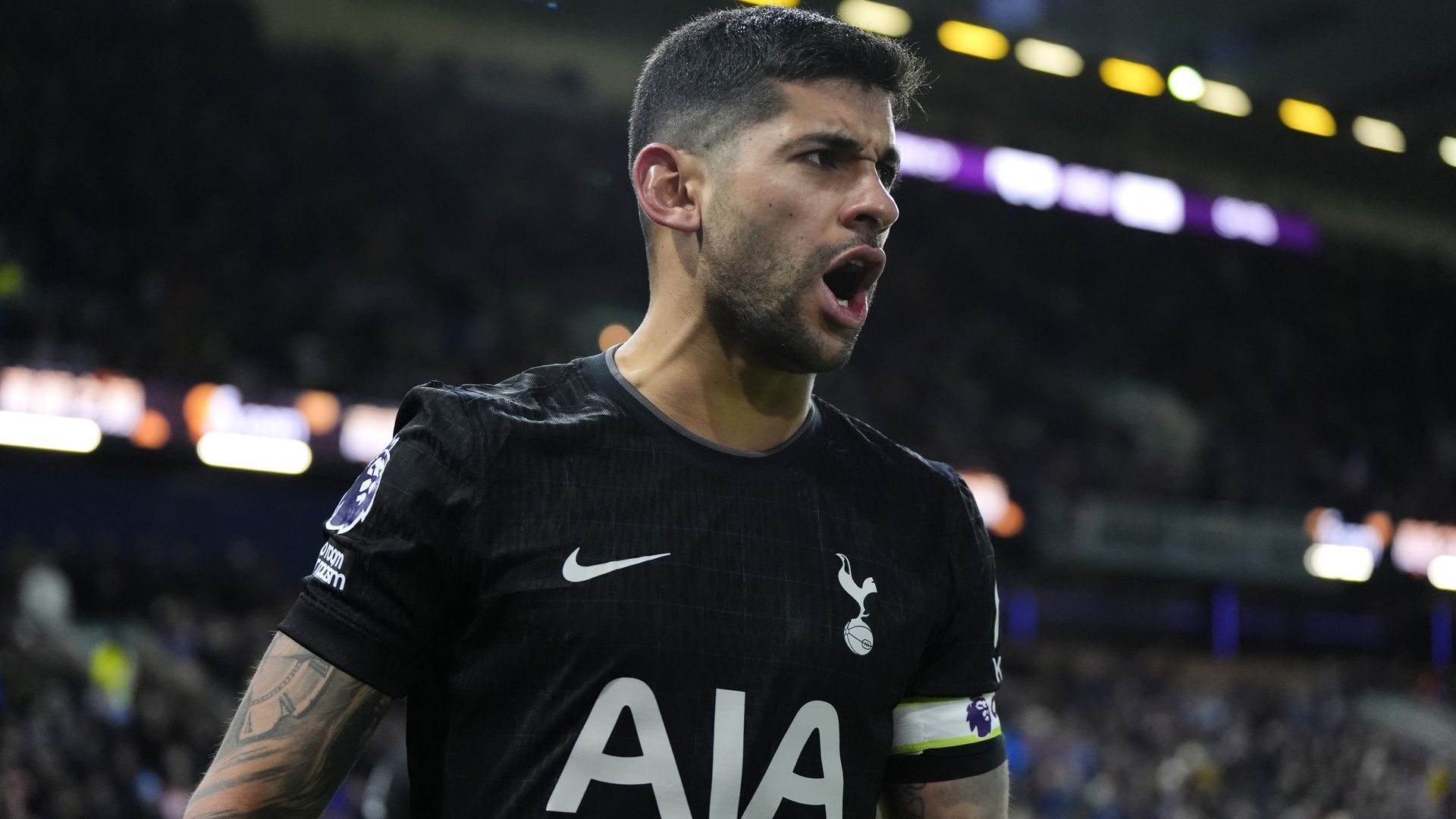El Cuti Romero en un partido con el Tottenham