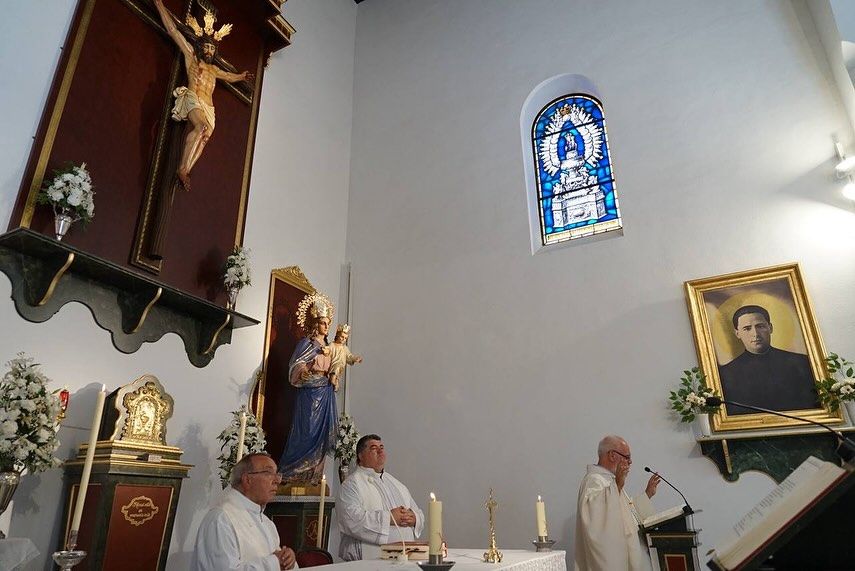 El sacerdote junto a otros religiosos oficiando misa en la Iglesia de San Andrés en Coín