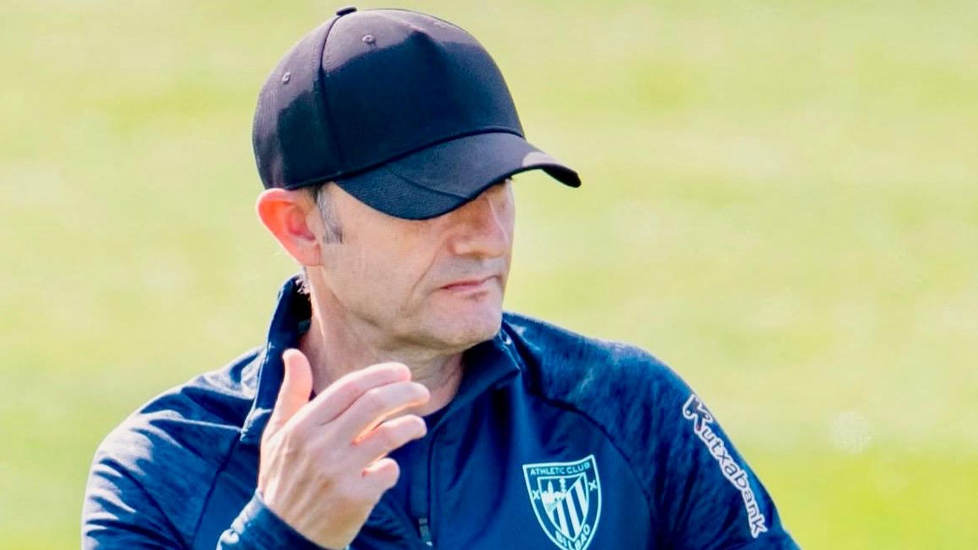 Gesto del técnico Ernesto Valverde en un entrenamiento en Lezama