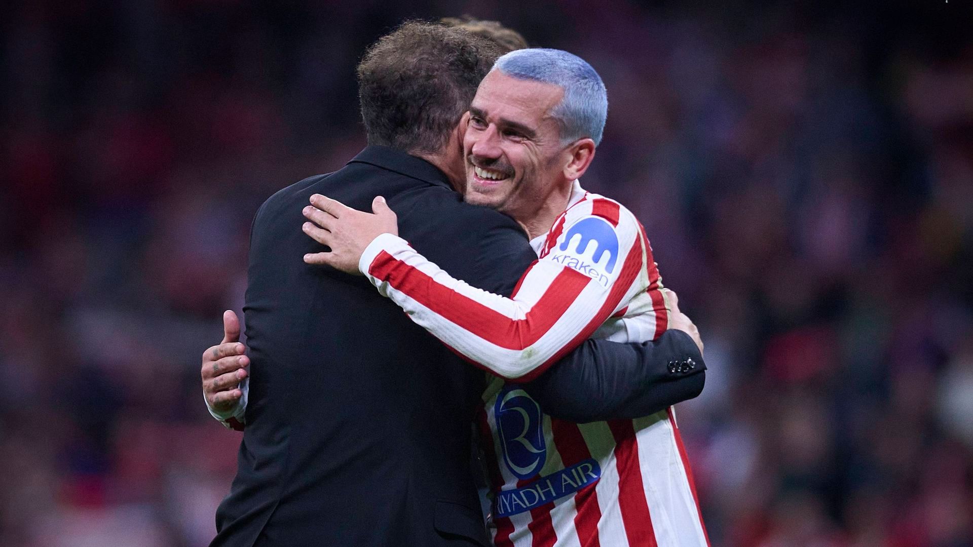 Griezmann abrazándose a Simeone