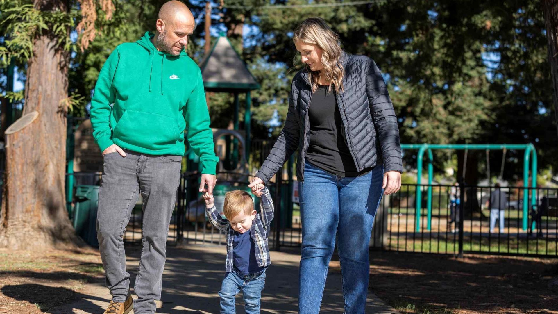Jared y Lindsey junto a su hijo Nixon, el sexto pacientes del ensayo CuRe