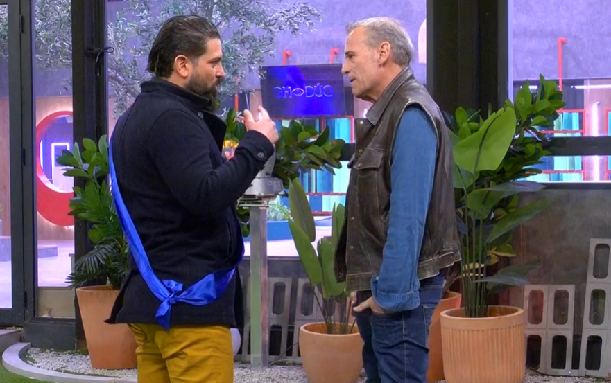 John, de colegueo con Carlos