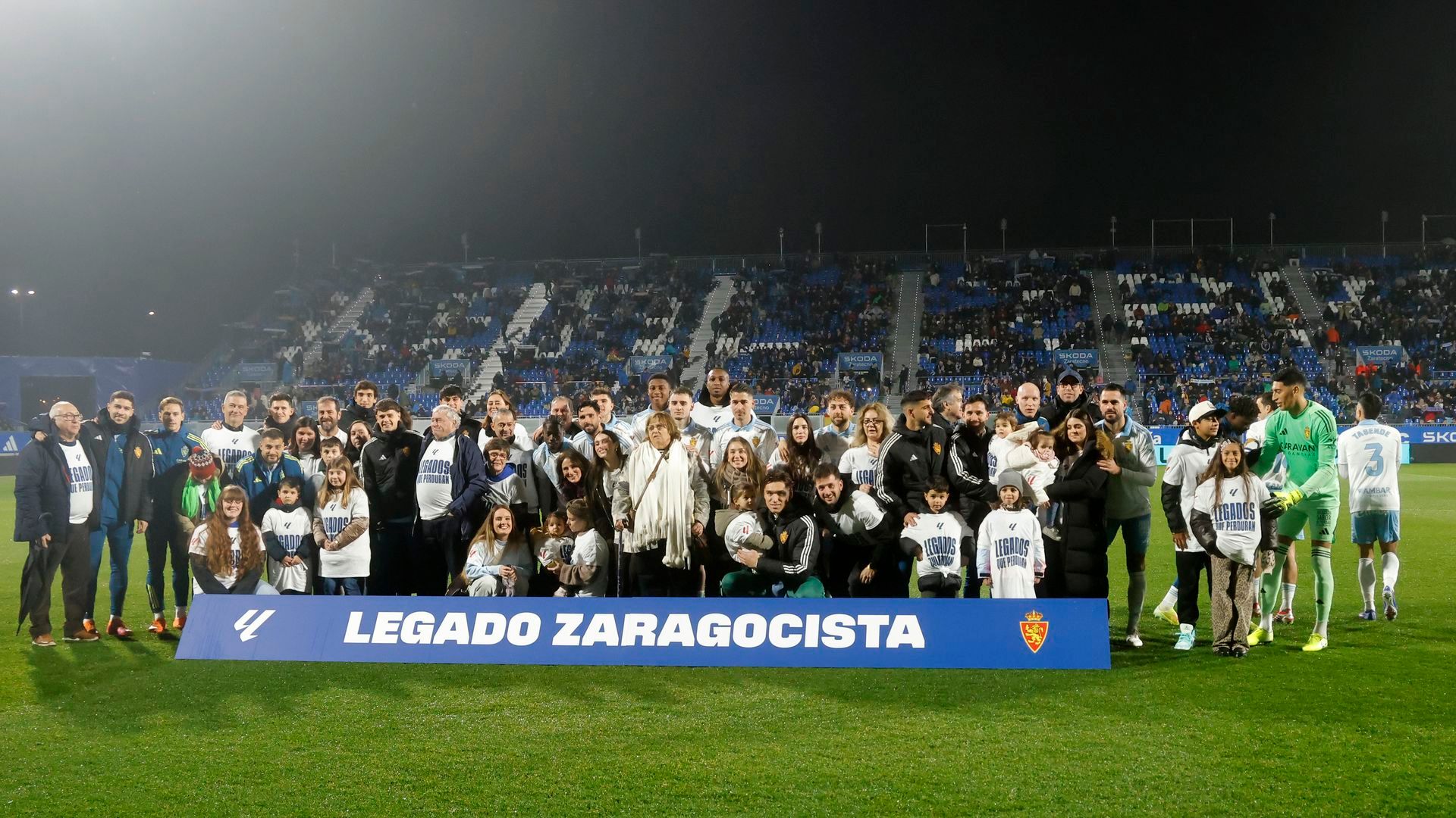 Jugadores y aficionados del Real Zaragoza, durante un partido. Jugadores y aficionados del Real Zaragoza, durante un partido.