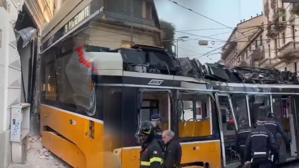 Las imágenes del tranvía de Milán después de descarrillar y estrellarse contra un edificio