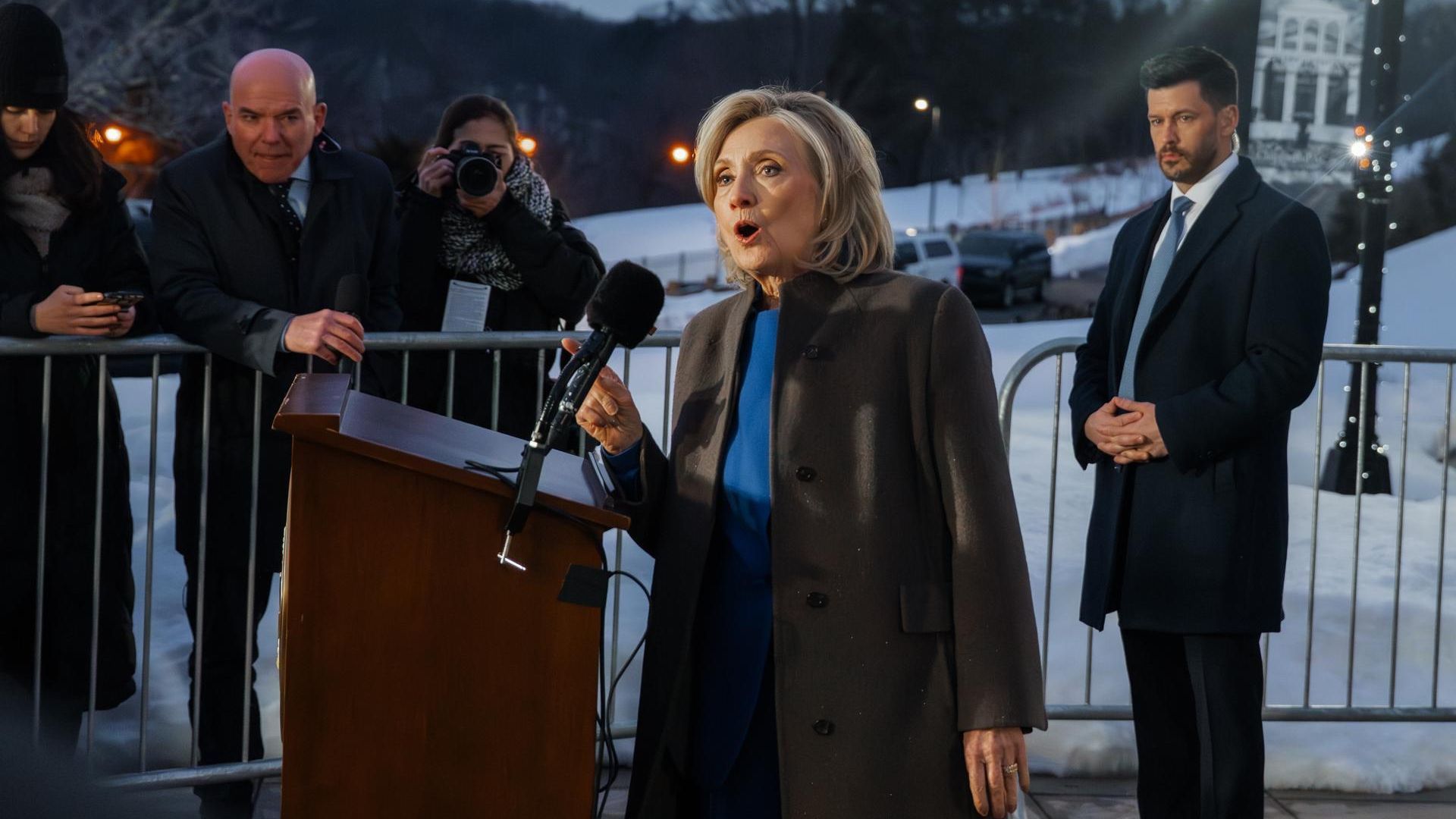 La ex primera dama y ex secretaria de Estado Hillary Clinton habla tras prestar declaración ante el Comité de Supervisión de la Cámara de Representantes en Chappaqua, Nueva York La ex primera dama y ex secretaria de Estado Hillary Clinton habla tras prestar declaración ante el Comité de Supervisión de la Cámara de Representantes en Chappaqua, Nueva York