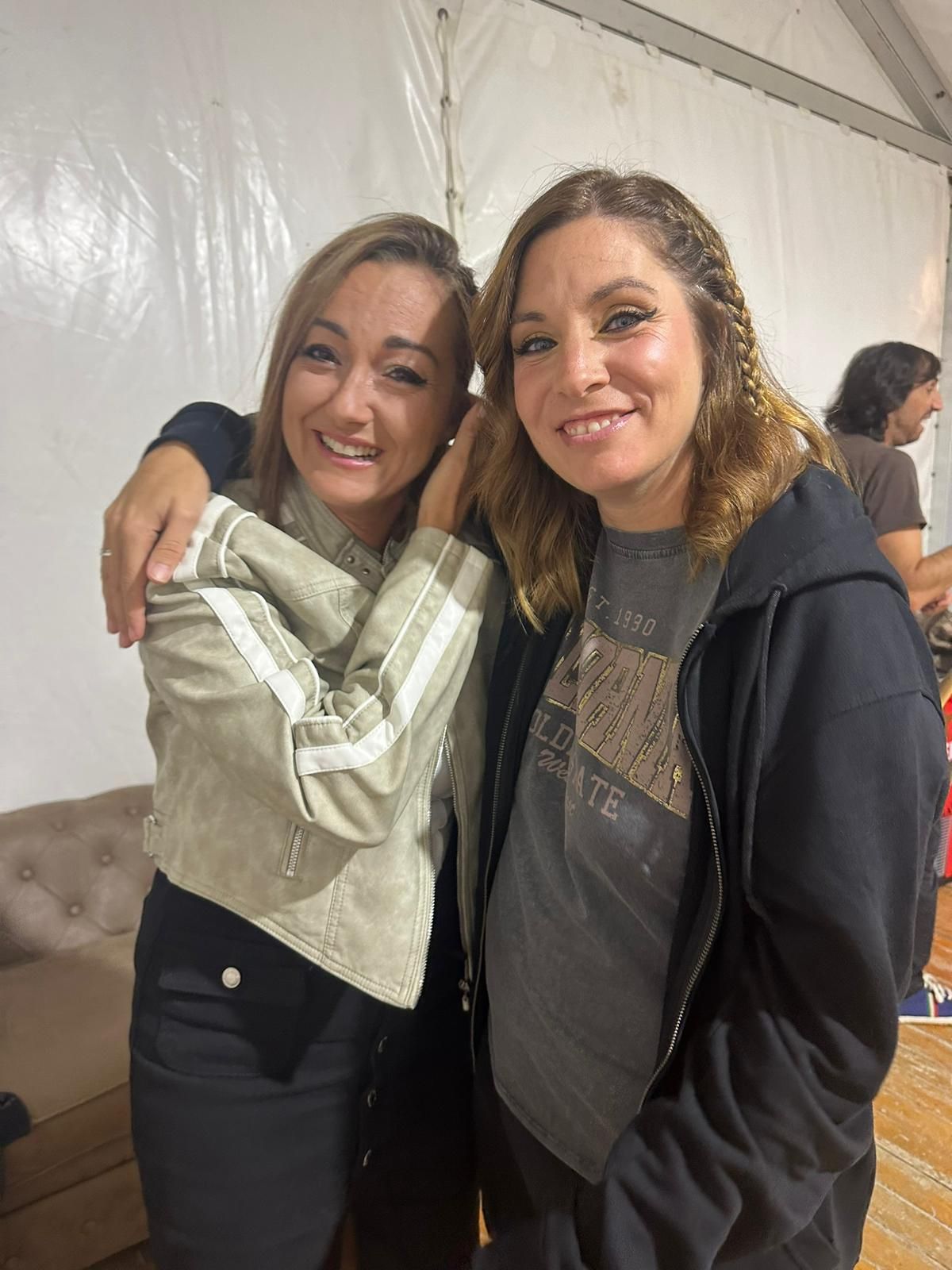 Laura con Leire Martínez después de un concierto de La Oreja de Van Gogh
