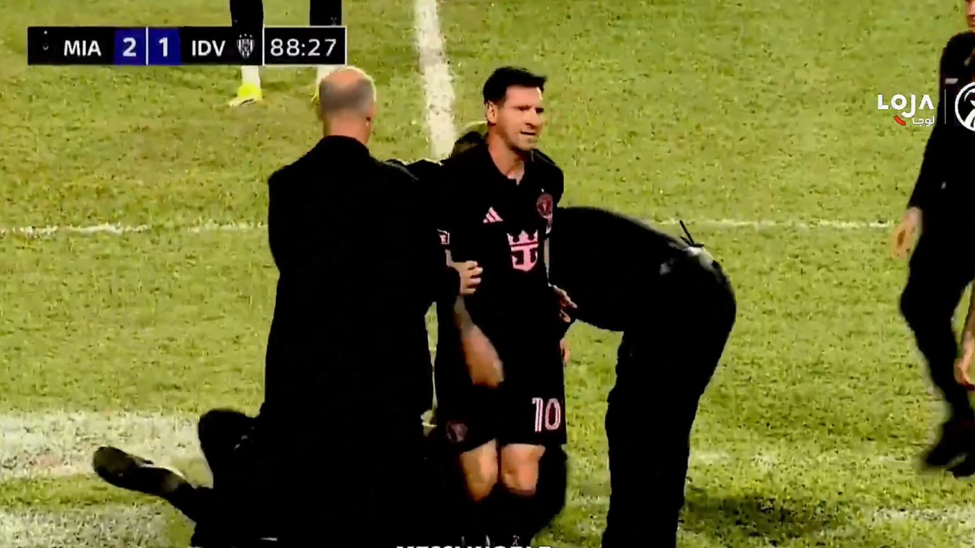 Leo Messi se levanta tras ser arrojado al césped ante Independiente del Valle