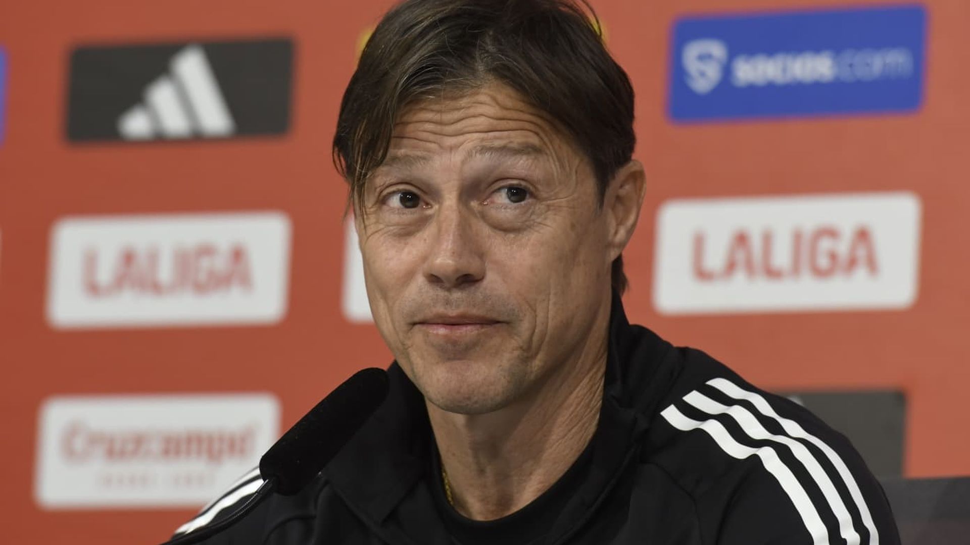 Matías Almeyda, bromeando en sala de prensa