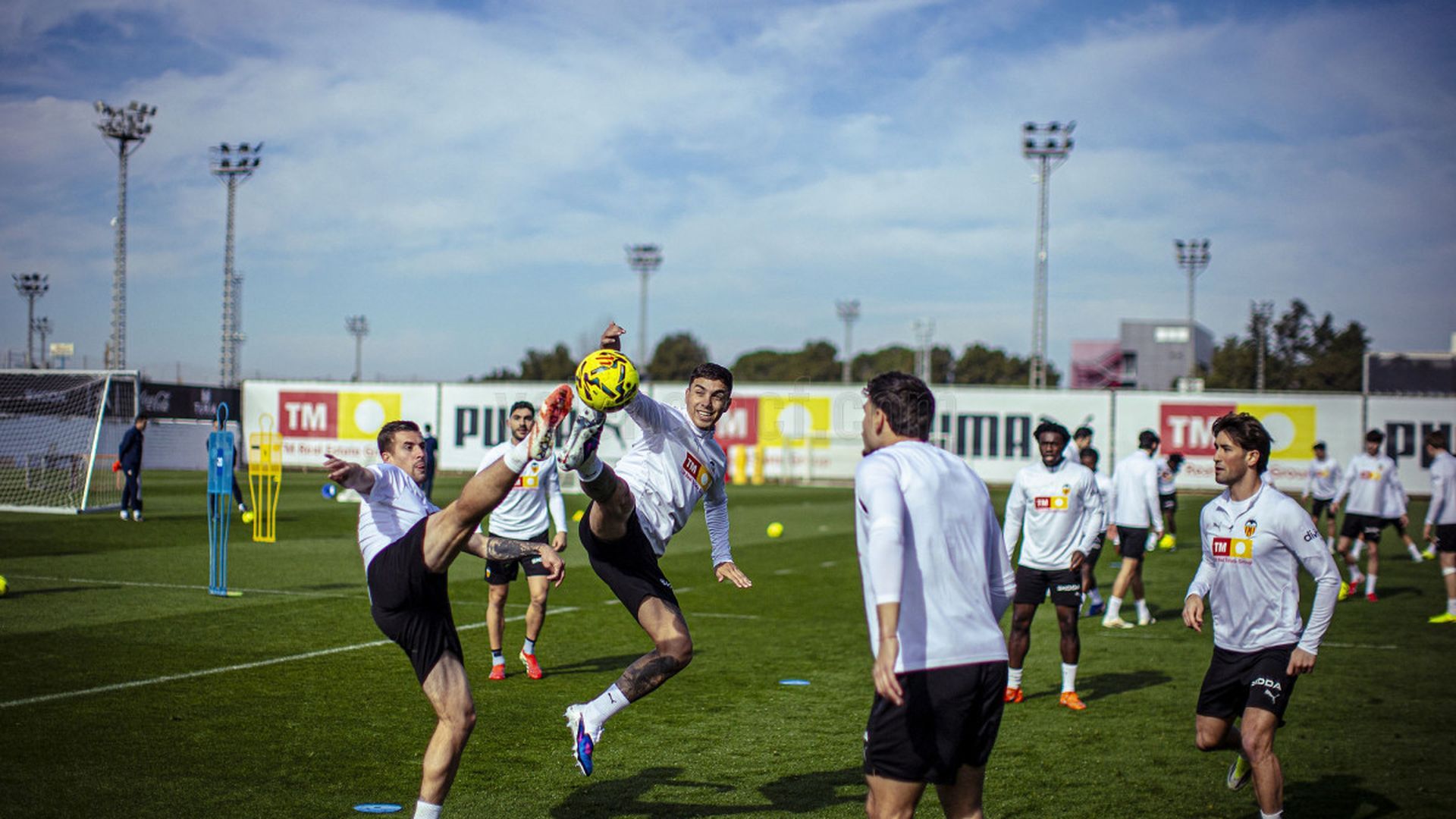 Renzo Saravia se entrena con el Valencia CF