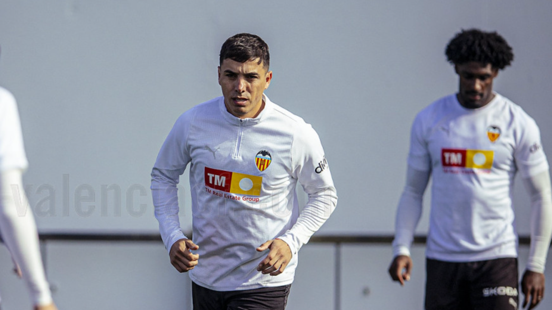 Renzo Saravia se entrena con el Valencia CF