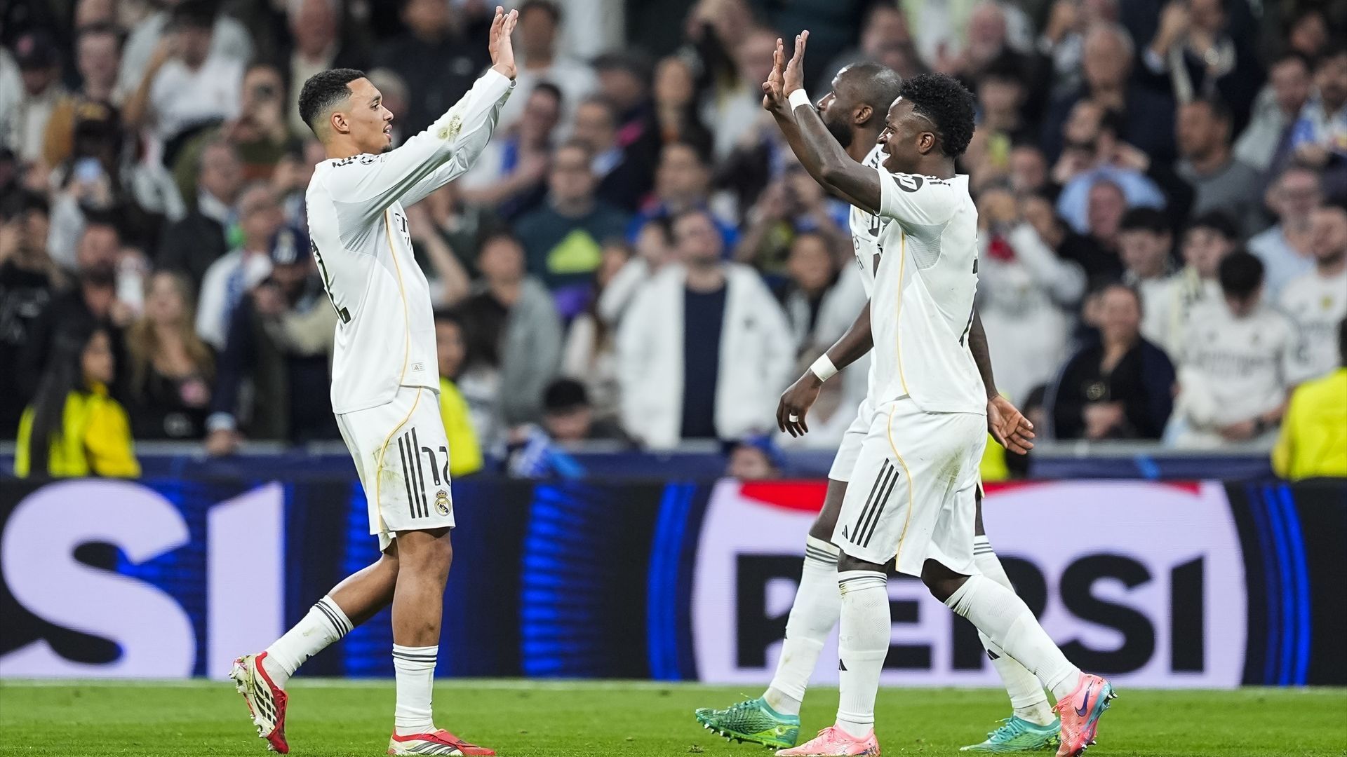 Trent Alexander-Arnold y Vinicius Jr celebran un gol ante el Benfica Trent Alexander-Arnold y Vinicius Jr celebran un gol ante el Benfica