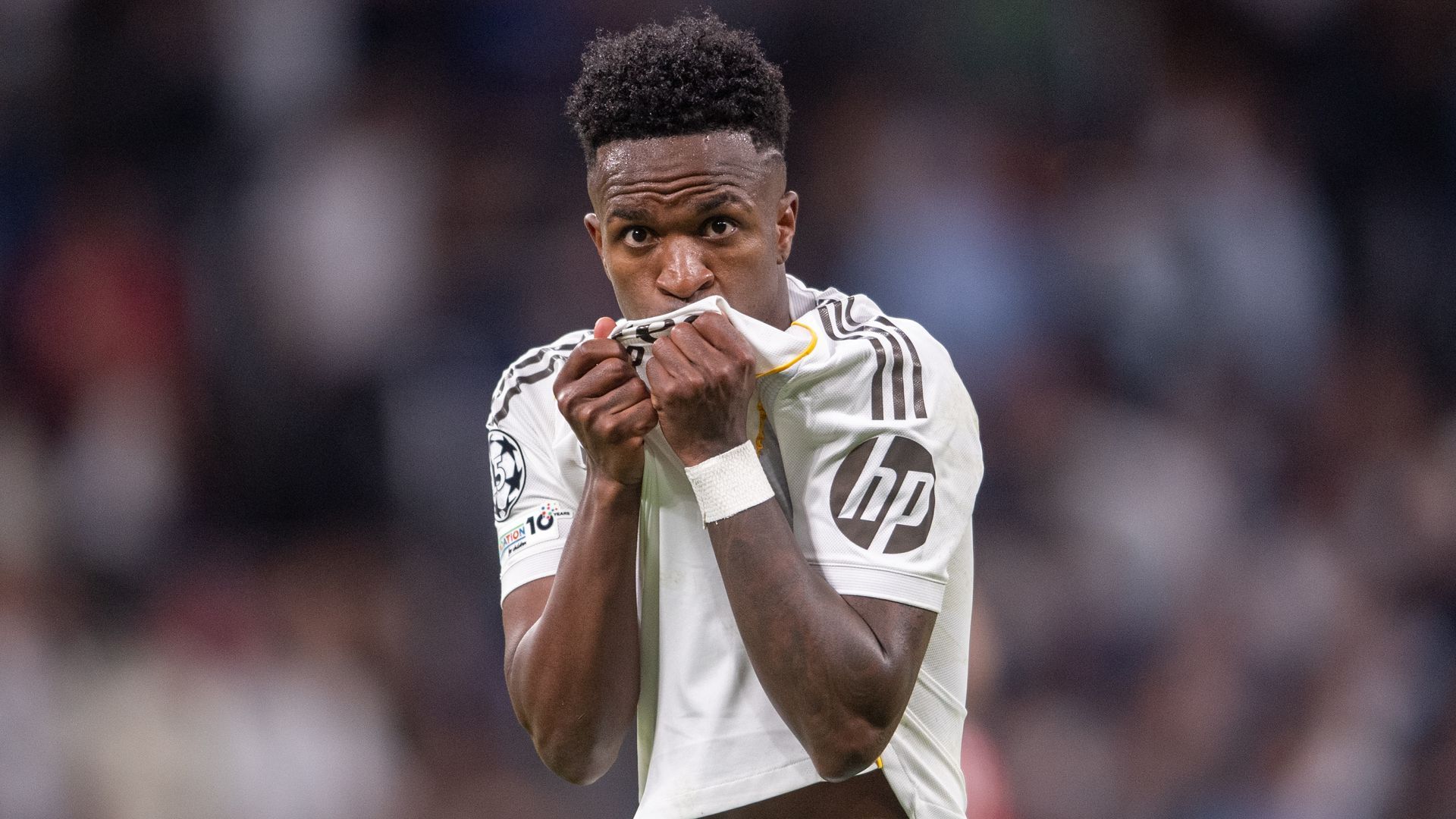 Vinicius besando el escudo del Real Madrid